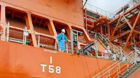 Aparat gabungan naik ke kapal berbendera China untuk memeriksa kesehatan seluruh ABK, serta menyemprotkan disinfektan.