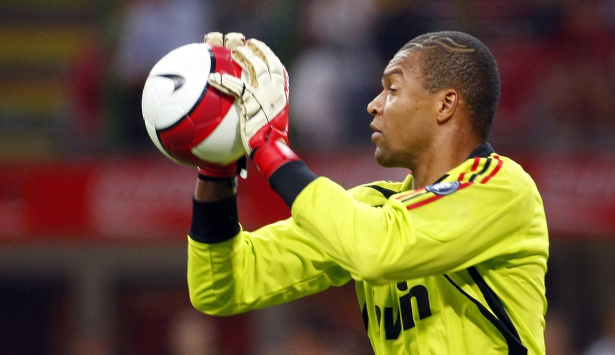 5. Nelson Dida - Pemain asal Brasil ini merupakan kiper legendaris AC Milan dan pernah menjadi kiper terhebat di kompetisi Liga Italia. Dida memiliki 35 clean sheets dan membawa AC Milan dua kali meraih trofi Liga Champions. (AFP/Damien Meyer)