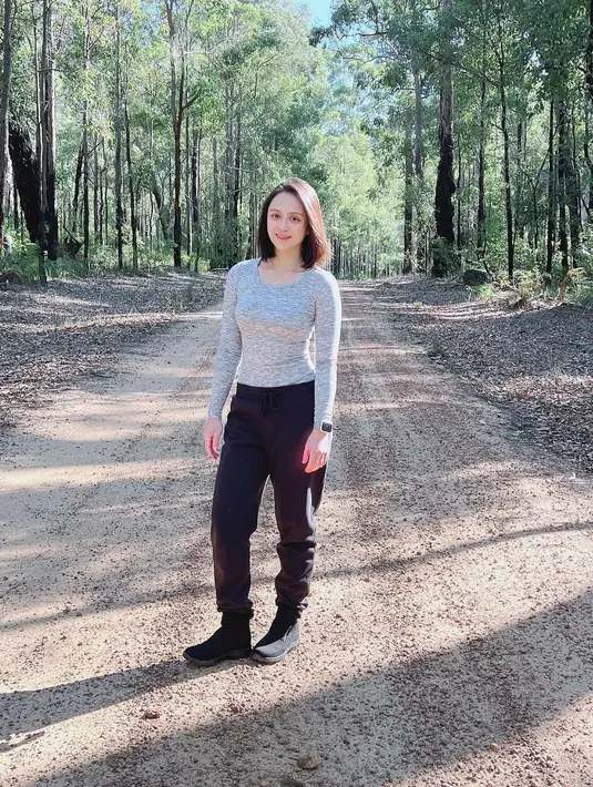 Tidak hanya sebagai seorang istri, ia juga menjadi seorang ibu dari putri cantiknya. Wajah cantik Jill juga tak banyak berubah hingga sekarang. Memiliki tubuh langsing dan wajah tirus. Menjalani hidup sehat dan rajin olahraga. [Instagram/carissajill]