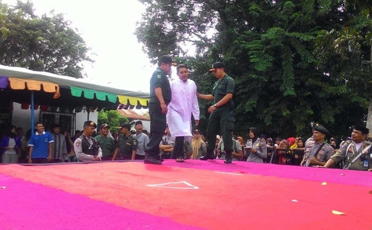 Tiga penjudi sabung ayam dihukum cambuk di depan umum