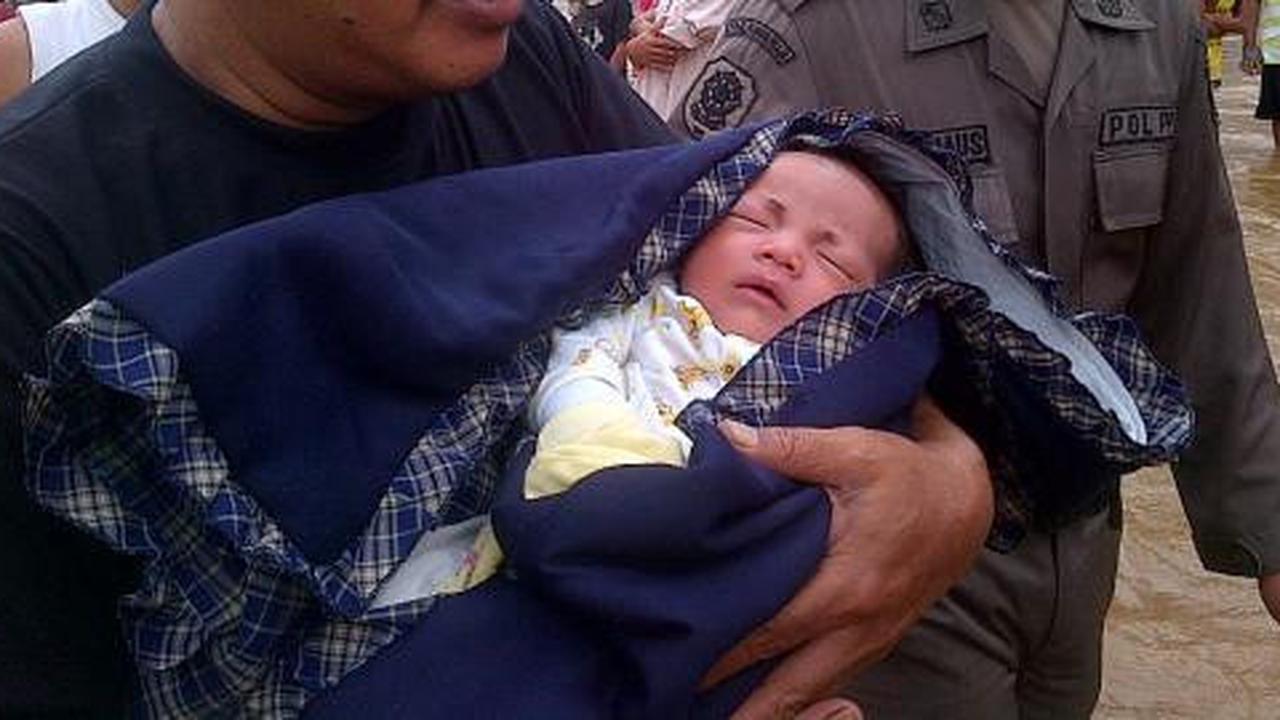 Bayi berumur 15 hari bertahan semalaman di tengah banjir