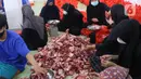 Panitia menimbang daging hewan kurban di Masjid Daarul Falah, Jakarta Selatan, Selasa (20/7/2021). Umat muslim seluruh dunia serempak merayakan Hari Raya Idul Adha yang ditandai dengan pemotongan hewan kurban sehari setelah jemaah haji wukuf di Padang Arafah. (Liputan6.com/Angga Yuniar)