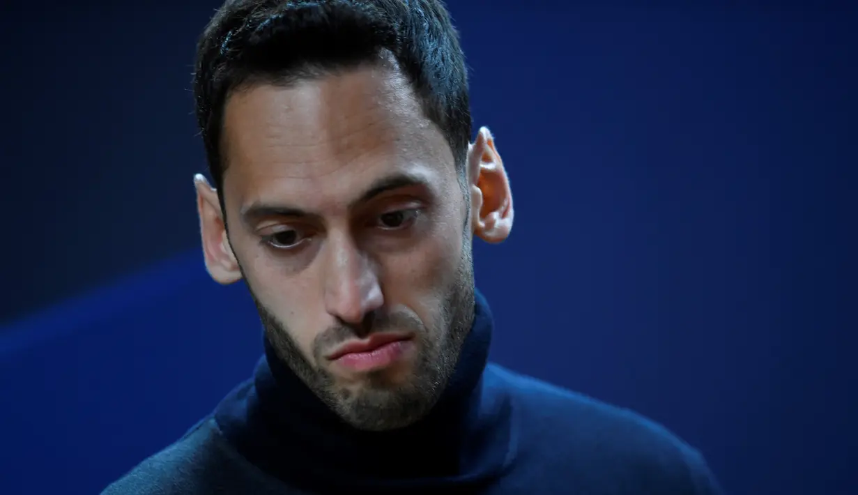 Gelandang Inter Milan Hakan Calhanoglu tiba untuk konferensi pers di Stadion Dragao, di Porto, pada 13 Maret 2023.  Inter Milan akan bertanding melawan tuan rumah Porto pada babak 16 besar Liga Champions. (AFP/Miguel Riopa)