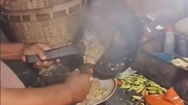 Aksi Unik Penjual Nasi Goreng di Kudus, Mengaduk Masakan dengan Sekop