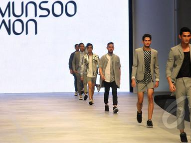 Sejumlah model berpose memakai busana rancangan desainer asal Korea Selatan, Kwon Mun Soo pada ajang Indonesia Fashion Week 2015 di JCC Senayan, Jakarta, Minggu (1/3). (Liputan6.com/Panji Diksana)