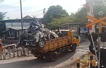 Mobil Mercy Ditemukan Ringsek Tertimbun Reruntuhan Bangunan Musala di Ponpes Al Khoziny Sidoarjo