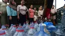 Warga antre mendapatkan air bersih saat pemberian bantuan air bersih yang dilakukan Relawan Gerak Bareng di Desa Cidokom, Bogor, Jawa Barat, Kamis, 30 Juli 2026. (KLY/Arie Basuki)