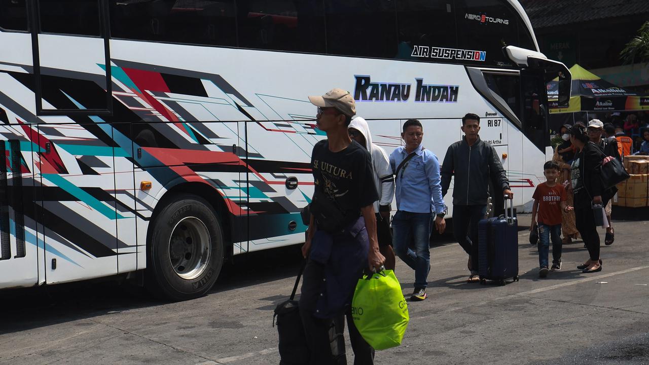 FOTO: Pemudik Padati Terminal Kampung Rambutan Menjelang Lebaran