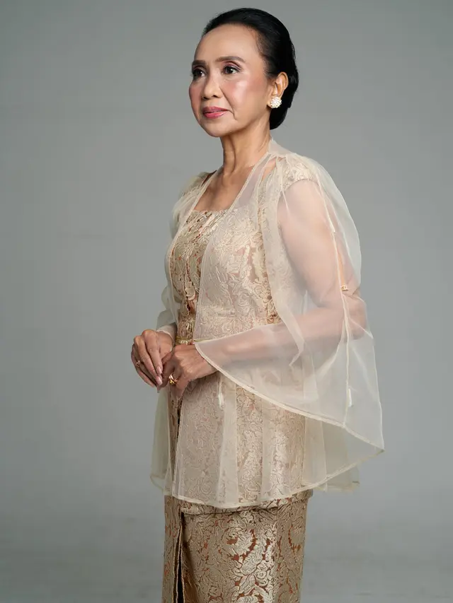 Kebaya Brokat Modern untuk Ibu-Ibu Usia 50 Tahun