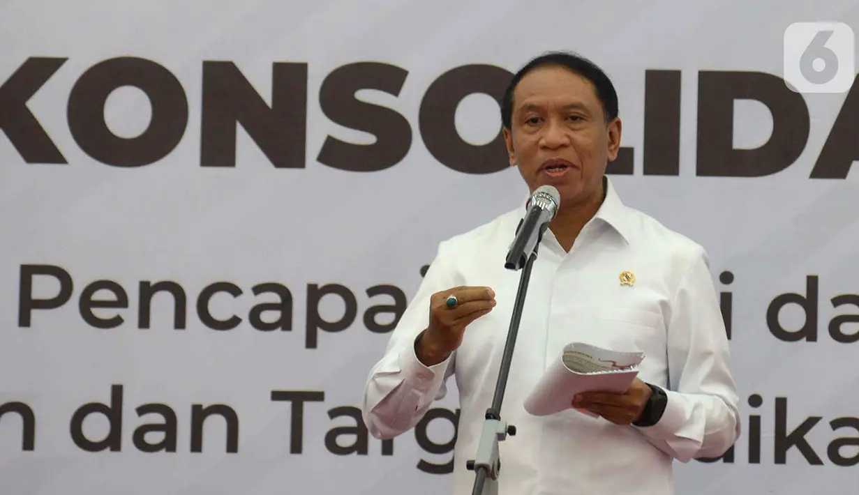 Menpora Zainudin Amali memberi paparan saat rapat koordinasi di Gedung Kemenko PMK, Jakarta, Kamis (31/10/2019). Menko PMK Muhadjir Effendy menegaskan, pedoman pembangunan nasional di seluruh kementerian harus sesuai arahan presiden. (merdeka.com/Imam Buhori)