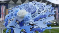 Seorang wanita memakai topi dengan pinggiran yang terdiri dari sosok kuda saat tiba di hari pertama pertemuan pacuan kuda Royal Ascot, di Ascot Racecourse di Ascot, Inggris, Selasa, 20 Juni 2023.(AP Photo/Alastair Grant)