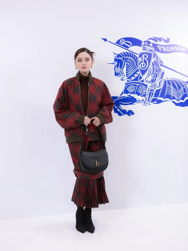 6 Inspirasi Padu Padan Outfit Kotak-kotak dari Aaliyah Massaid, Syifa Hadju, hingga Nia Ramadhani