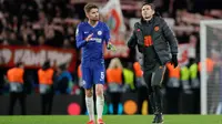 Pelatih Chelsea Frank Lampard (kanan) dan pemain Jorginho menyapa suporter pada akhir laga menghadapi Bayern Munchen pada pertandingan babak 16 besar Liga Champions di Stamford Brige Stadium, London, Inggris, Selasa (25/2/2020). Bayern Munchen menang dengan skor 3-0. (AP Photo/Kirsty Wigglesworth)