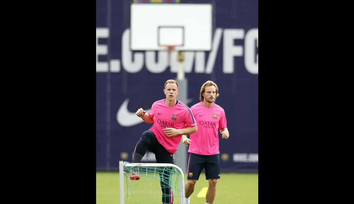 Pemain yang baru bergabung dengan tim asal Catalan, Ivan Rakitic (kanan), berlatih bersama penjaga gawang Marc-Andre ter Stegen, di Joan Gamper training camp, (25/7/2014). (REUTERS/Albert Gea)