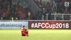 Pemain Persija, Ismed Sofyan duduk di lapangan usai dikalahkan Home United pada laga kedua Semifinal Zona Asia Tenggara Piala AFC 2018 di Stadion GBK, Jakarta, Selasa (15/5). Persija kalah 1-3. (Liputan6.com/Helmi Fithriansyah)