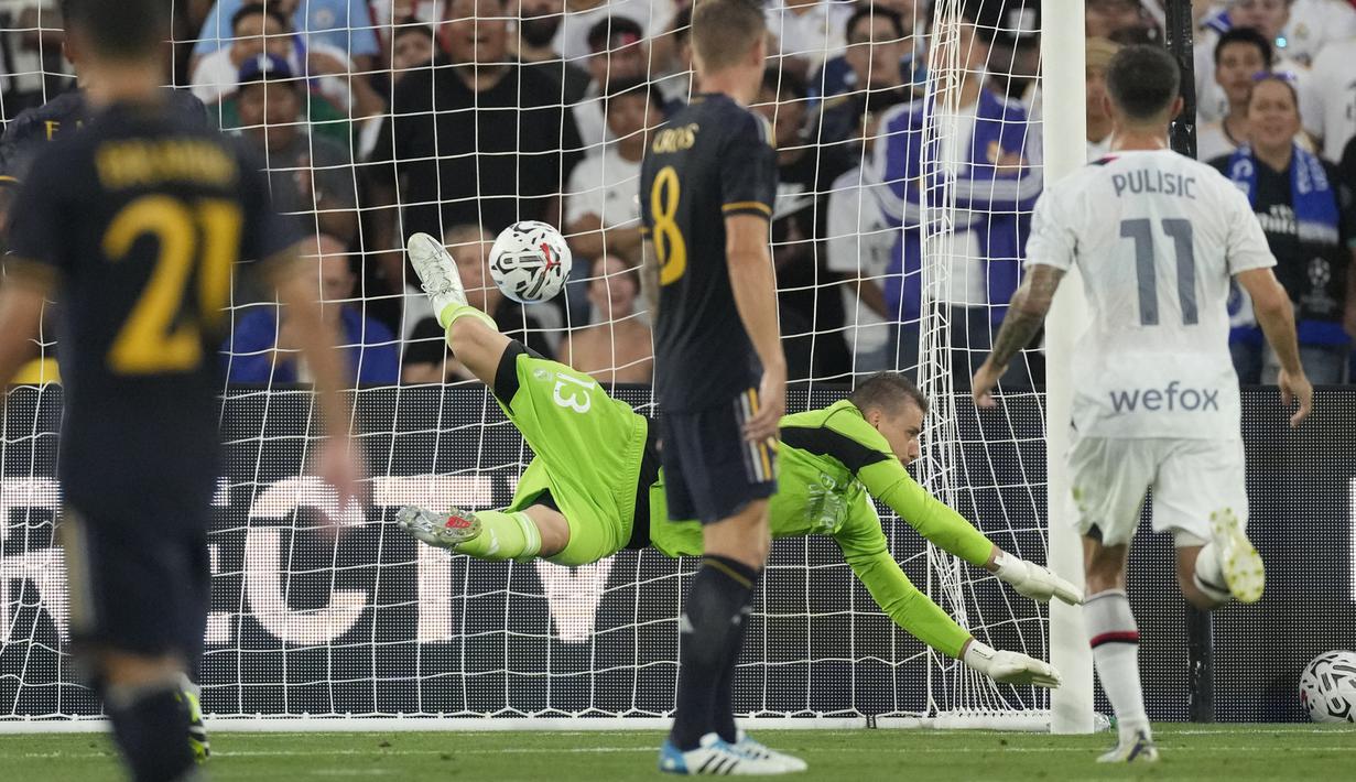 Kiper Real Madrid, Andriy Lunin kebobolan lewat gol tendangan jarak jauh striker AC Milan, Luka Romero pada laga pramusim 2023/2024 Soccer Champions Tour di Rose Bowl Stadium, Pasadena, California, Senin (24/7/2023) pagi WIB. (AP Photo/Ashley Landis)