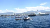 Puluhan nelayan yang berada di sekitar Teluk Manado mendapat bantuan smebako dari Lantamal VIII Manado.
