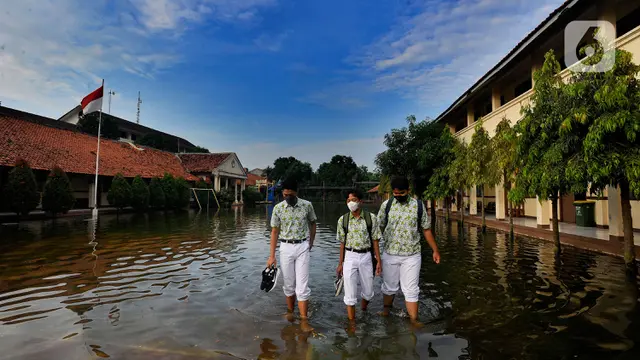 Penampakan SMAN 4 Tangsel yang Masih Terendam Banjir