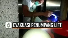 Petugas Damkar mengevakuasi 2 penumpang Lift yang ada di Optik Melawai Kramat Pela Jakara Selatan. Evakuasi berlangsung dramatis.