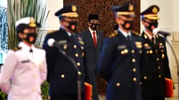 Presiden Joko Widodo (tengah) tiba dalam acara Prasetya Perwira (PRASPA) TNI dan POLRI Tahun 2020 di Istana Negara, Jakarta, Selasa (14/7/2020). Jokowi melantik Prasetya Perwira (Praspa) TNI dan Polri 2020 dengan menerapkan protokol kesehatan. (ANTARA FOTO/Sigid Kurniawan/POOL)