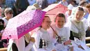Sejumlah wanita berpakaian tradisional Sorbs memegang payung selama prosesi ritual Whit Monday di Rosenthal, Jerman, Senin (10/6/2019). Whit Monday menjadi hari libur nasional di Jerman dan banyak negara lain. (AP Photo/Jens Meyer)