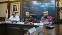 Menteri Koperasi dan UKM Teten Masduki (tengah) memberi keterangan saat konferensi pers di Kementerian Koperasi dan UKM, Jakarta, Selasa (5/11/2019). Teten menyatakan pihaknya bertekad membawa produk-produk UMKM masuk ke dalam rantai pasok global (global value chain). (Liputan6.com/Faizal Fanani)