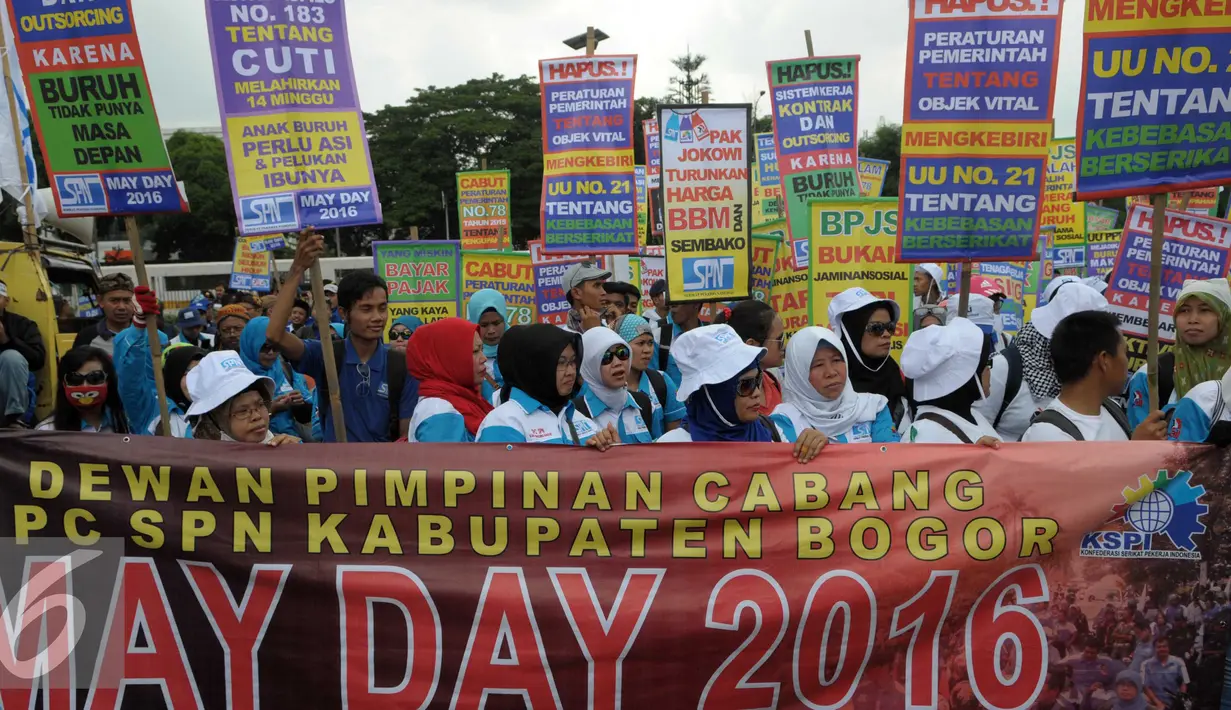Peringatan May Day atau Hari Buruh diwarnai unjuk rasa di depan gedung DPR, Jakarta, Minggu (1/5). Beragam poster dengan aneka tuntutan menghiasi aksi May Day 2016. (Liputan6.com/Helmi Afandi)