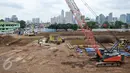 Suasana pembangunan revitalisasi Pasar Rumput, Manggarai Jakarta Selatan, Rabu (4/1). Rencananya, Pasar Rumput akan dibangun menjadi rusunanwa dengan 24-26 lantai dan 3-4 lantai pertama akan tetap difungsikan sebagai pasar. (Liputan6.com/Yoppy Renato)