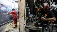 Pekerja Recycle Painting mengerjakan restorasi sepeda di Workshopnya kawasan bintaro, Jakarta, Sanin (1/3/2021). Di masa pandemi Covid 19 seiring maraknya warga berolah raga sepeda khususnya di DKI Jakarta, permintaan restorasi sepeda tersebut meningkat. (Liputan6.com/Johan Tallo)