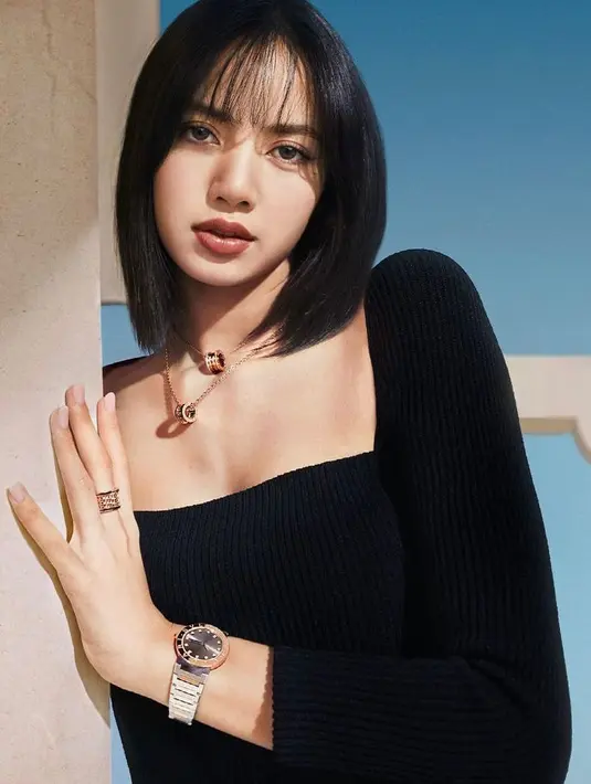 Kerah model ini cocok-cocok saja dipadukan dengan model kalung apapun. Namun, untuk mempertegas panjang leher, Anda bisa memilih kalung semi choker. (Instagram/lalalalisa_m).