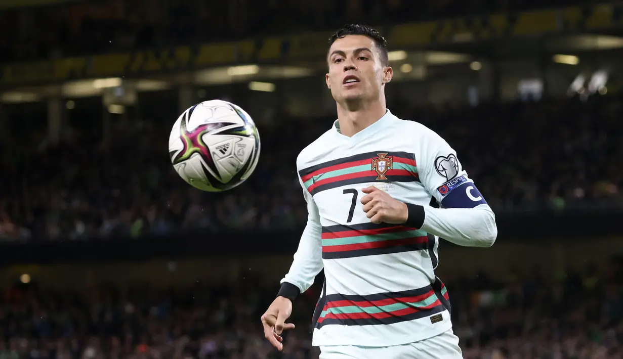 Bermodalkan skuat yang mumpuni, Cristano Ronaldo dan koleganya berusaha menguasai jalannya pertandingan. Mereka berusaha melancarkan beberapa serangan, namun belum mendapatkan hasil yang diharapkan. (AP/Peter Morrison)