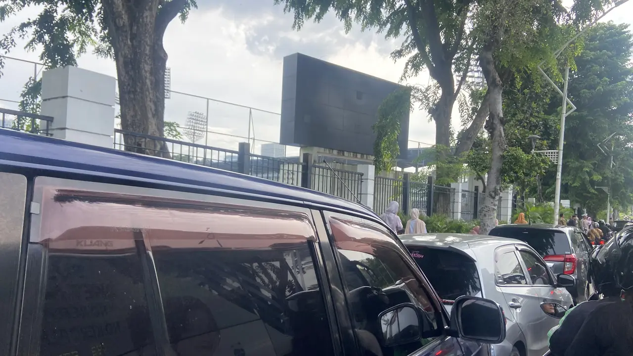 Jalanan di kawasan Gelora Bung Karno (GBK) Jakarta padat merayap, Sabtu (28/12/2024). Salah satunya karena ada kegiatan Natal Nasional 2024.