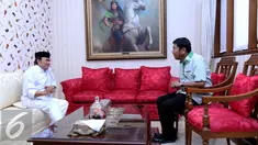 Politikus Partai Persatuan Pembangunan (PPP), Abraham Lunggana atau akrab disapa Lulung berbincang dengan dengan Ketua Umum Partai Idaman, Rhoma Irama di kediamannya di Jalan Pondok Jaya VI, Mampang, Jakarta Selatan (18/3). (Liputan6.com/Gempur M Surya)