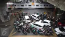 Kendaraan saat di perlintasan kereta di kawasan Tanjung Barat, Jakarta, Rabu (8/3). Dirjen Perkeretaapian Kemenhub berkoordinasi dengan Pemprov DKI dan Polda Metro Jaya akan menutup empat perlintasan sebidang, Mei 2017. (Liputan6.com/Immanuel Antonius)