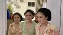 Sementara Erina memakai kebaya kutubaru hijau yang memancarkan pesona ayu calon pengantin perempuan. [@delmoraattire]