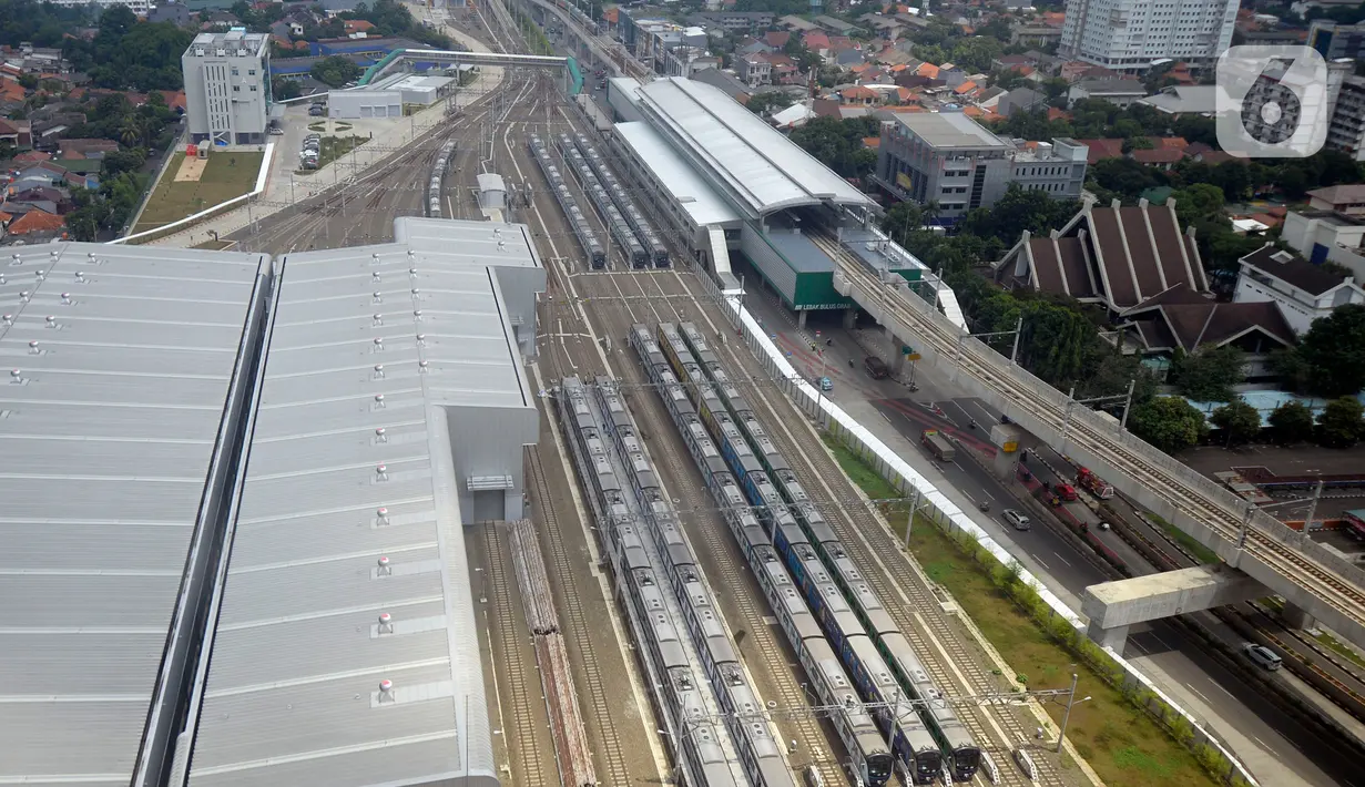 Kereta MRT yang berjajar di Stasiun MRT Lebak Bulus, Jakarta,Kamis (16/04/2020). Untuk mengantisipasi penyebaran virus Corona, PT MRT Jakarta melakukan pembatasan penumpang dalam satu rangkaian kereta hanya 60 orang, Selama penerapan Pembatasan Sosial Berskala Besar (PSBB). (merdeka.com/Dwi Narwoko)