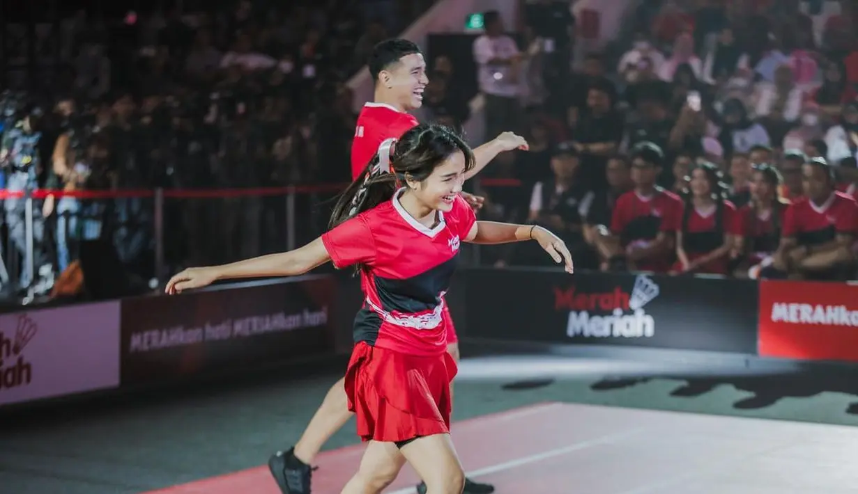 Masih ingat bagaimana Fuji menata rambutnya saat berolahraga? Gaya manis bernuansa Y2K ini bisa kamu tiru untuk tetap tampil prima saat olahraga. [Foto: Instagram/fuji_an]