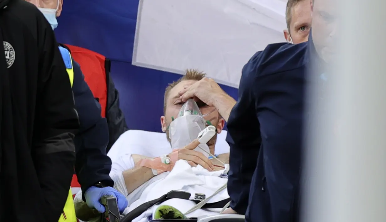 Kabar baik datang dari kondisi Christian Eriksen. Dokter yang menangani Eriksen mengindikasikan kondisi sang playmaker sudah membaik bahkan saat Eriksen dibawa keluar lapangan. (Foto: AP/Pool/Friedemann Vogel)