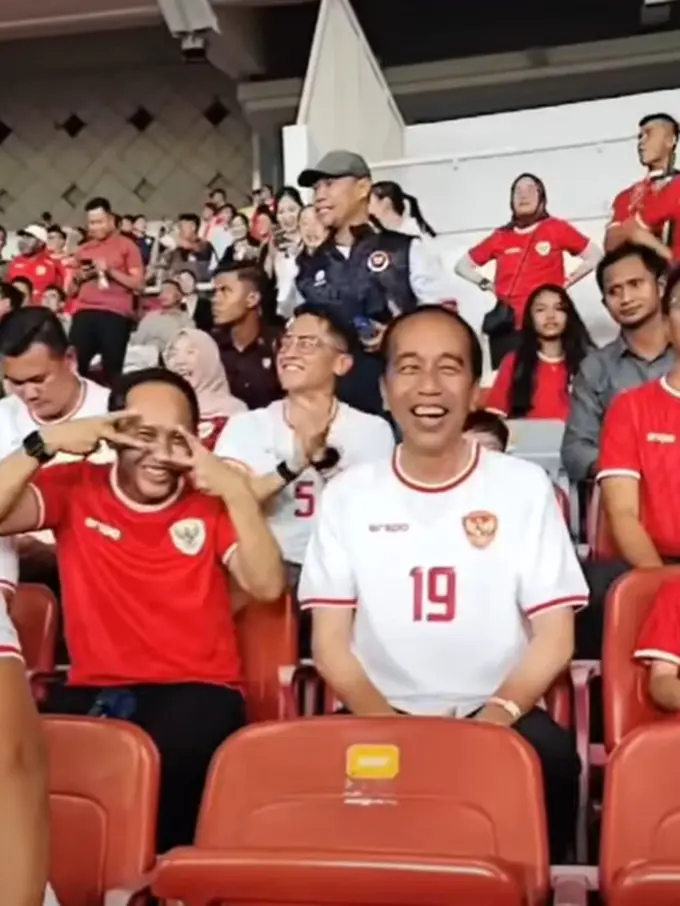 Gaya Seru Jokowi dengan Jan Ethes dan La Lembah Nonton Bareng Pertandingan Timnas Indonesia vs Arab Saudi, Kompak Pakai Jersey