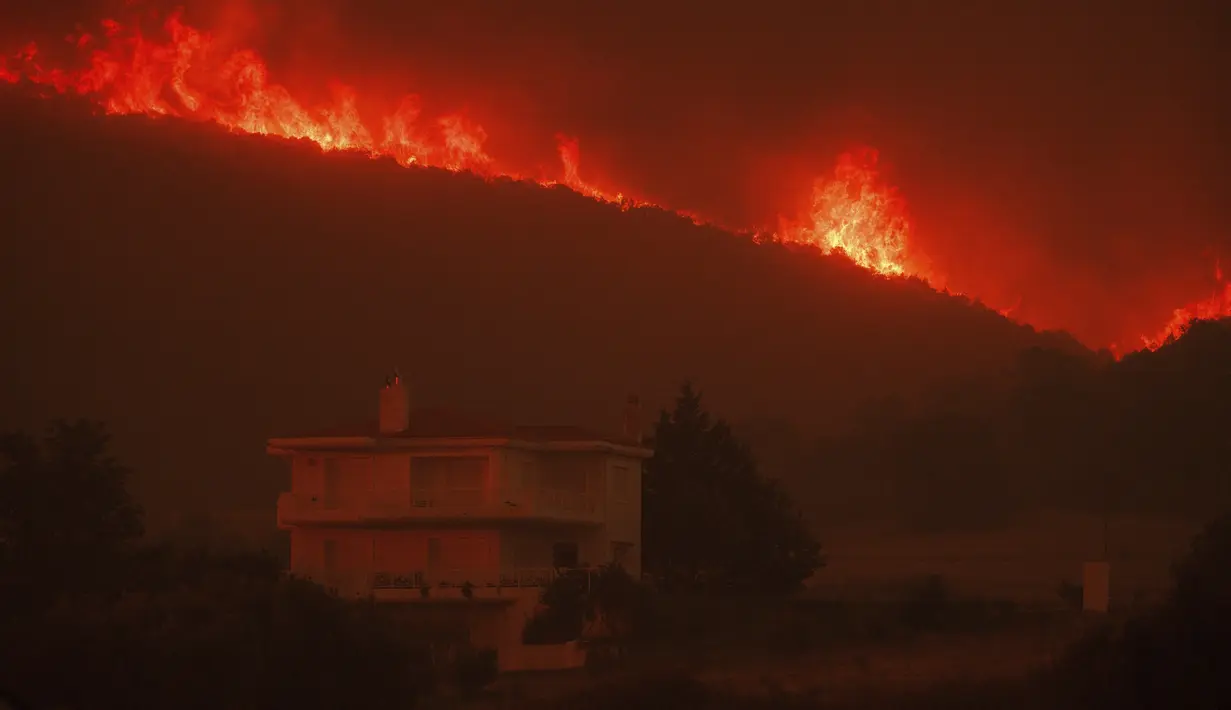Perintah evakuasi dikeluarkan untuk desa-desa di wilayah utara Yunani yaitu Alexandroupolis, Komotini, Kavala dan Orestiada, wilayah tengah Viotia dan pulau Evia. (AP Photo/Achilleas Chiras)