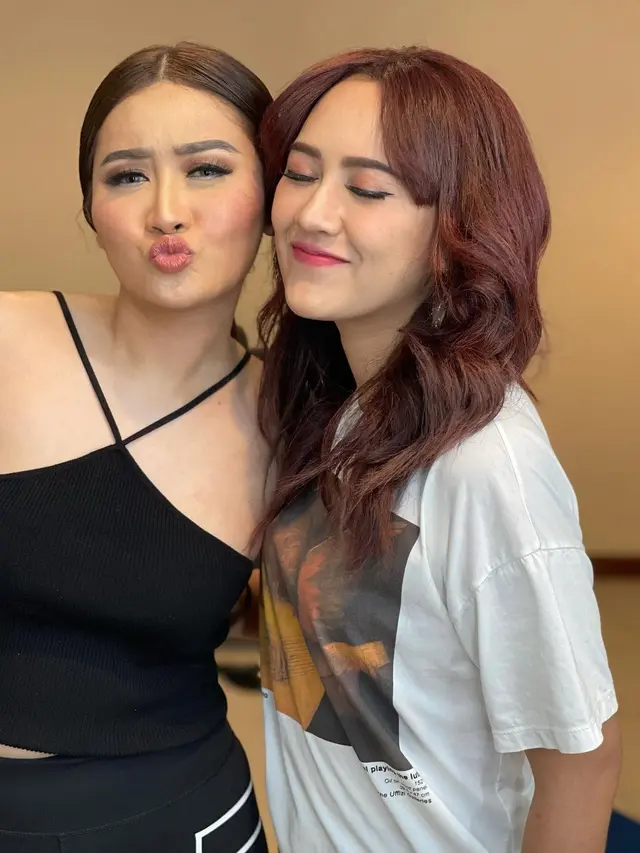 6 Potret Persahabatan Happy Asmara dan Lyia Amelia, Tampil Bak Saudara