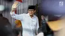 Calon Wakil Presiden nomor urut 02 Sandiaga Uno melambaikan tangan setibanya di TPS 002 Selong, Kebayoran Baru, Jakarta Selatan, untuk menggunakan hak politiknya dalam Pemilu 2019, Rabu (17/4). Pemilu 2019 terdiri dari Pilpres dan Pileg yang diselenggarakan secara serentak (Liputan6.com/Johan Tallo)
