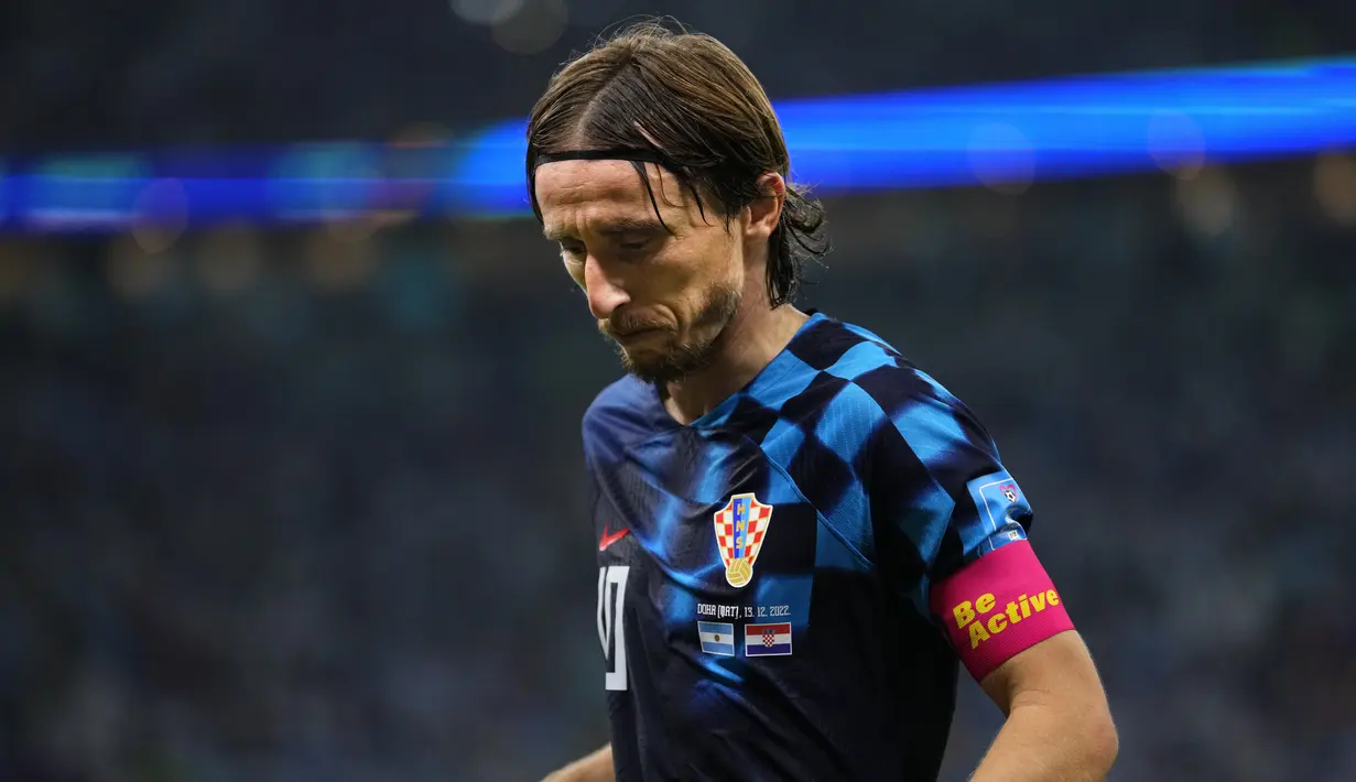 <p>Reaksi kecewa pemain Kroasia, Luka Modric setelah timnya kebobolan untuk yang kedua kalinya oleh Argentina saat laga semifinal Piala Dunia 2022 yang berlangsung di Lusail Stadium, Qatar, Selasa (13/12/2022). (AP Photo/Manu Fernandez)</p>