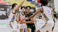 Bima Perkasa Jogja saat menghadapi Bali United di pekan ke-19 Indonesian Basketball League 2024 di GOR Pancasila UGM, Yogyakarta, Sabtu (6/7/2024) petang. (Bola.com/Ana Dewi)