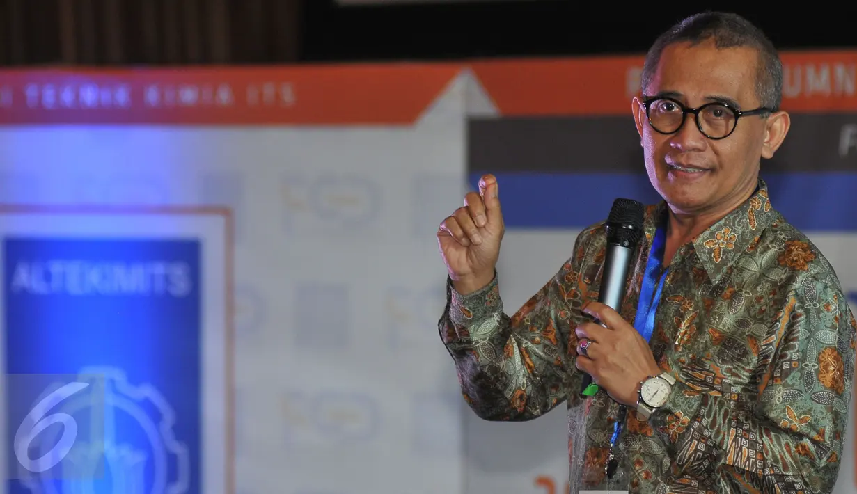 Rektor Universitas NU Surabaya Achmad Jazidie memaparkan tantangan SDM Indonesia untuk menggarap sektor energi secara mandiri pada Focus Grup Discussion dan Silaturahmi Nasional Ikatan Alumni ITS di Jakarta, Minggu (30/8). (Liputan6.com/Herman Zakharia)