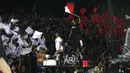 Suporter Bali United memberikan dukungan saat melawan Madura United pada laga Liga 1 2019 di Stadion Kapten I Wayan Dipta, Bali, Minggu (22/12). Bali kalah 0-2 dari Madura. (Bola.com/Aditya Wany)