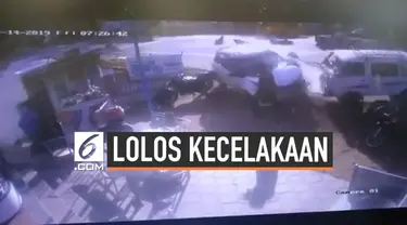 Seorang pria lolos dari maut setelah hampir tertabrak mobil ngebut yang dikendarai pria mabuk. Kejadian menegangkan itu terekam kamera CCTV.