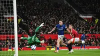 Gelandang Inggris Ipswich Town Liam Delap (C) mencetak gol kedua timnya melewati kiper Manchester United asal Kamerun Andre Onana selama pertandingan sepak bola Liga Primer Inggris antara Manchester United dan Ipswich Town di Old Trafford di Manchester, Inggris barat laut, pada 26 Februari 2025.Oli SCARFF / AFP