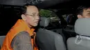 Suryadharma Ali (SDA) menaiki mobil tahanan yang telah menjemputnya usai menjalani pemeriksaan perdana, Jakarta, Rabu (15/4/2015). SDA menjadi tersangka dalam kasus penyelenggaraan haji 2012-2013. (Liputan6.com/Andrian M Tunay)