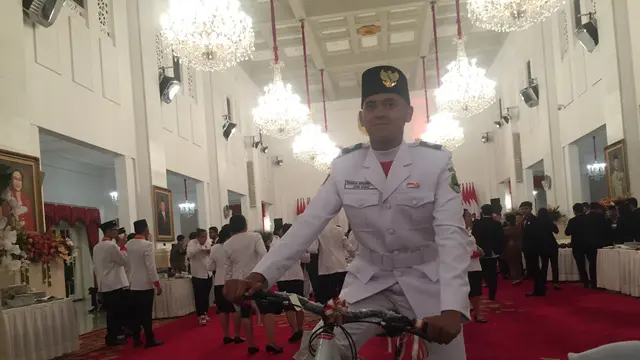 Gugup saat Mengerek Bendera, Paskibraka Asal Jabar Ini Diberi Jokowi Sepeda